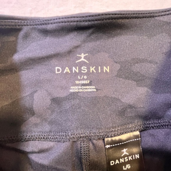Danskin Womens 2-Pack Side Pockets High Waist Bike Shorts Black/Camo, Large NWT - Picture 8 of 9